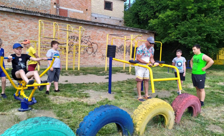 В Умані на набережній Осташівки новий спортивний майданчик