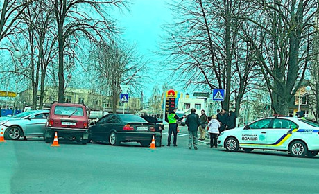 На проспекте Измаила разбили сразу три авто