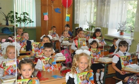 "Чухали по вухах всякі дурниці". На окупованій Луганщині у День знань учнів змусили слухати Путіна