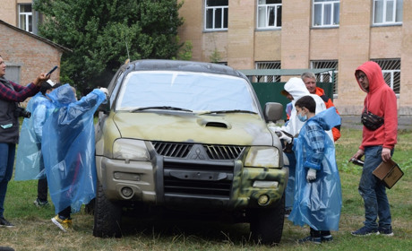 Діти Переяслава розфарбували автівку в захисні кольори для українських воїнів ФОТО/ВІДЕО