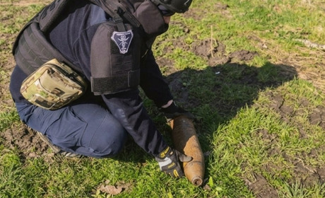 В полі на Звягельщині місцеві жителі знайшли артилерійський снаряд