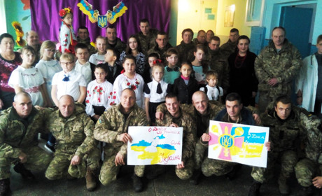 Учні у Новоолександрівці вітали воїнів-танкістів