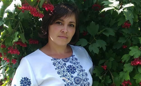 Бухгалтер за освітою Оксана Носатова уже 17 років вишиває, майструє та співає