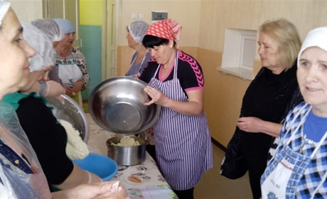 «Капець, які добрі, кажуть хлопці»: первомайчанки готують традиційну страву для військових