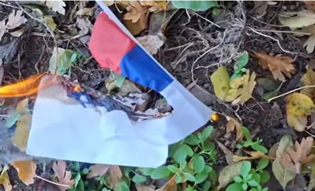 У Новій Каховці спалили російський прапор