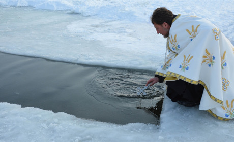 Окропилися святою водою та пірнули у ополонку: як у Сватовому пройшло Водохреще під час карантину