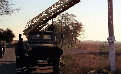 П’ятеро майорівців своїми силами відновили після буревію в селі лінії електромереж   