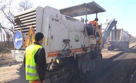 У Сватівському районі продовжують ремонтувати десятикілометрову ділянку дороги Сватове — Містки
