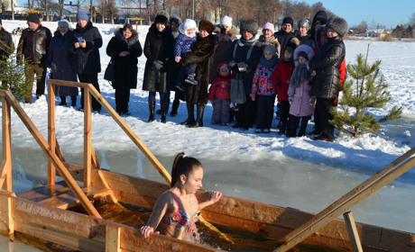 Водохреща у Корюківці: черга за кулішем значно довша, ніж до ополонки