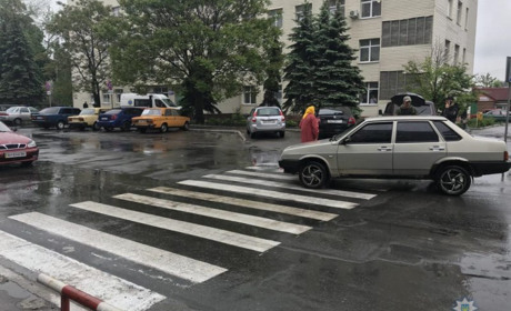 Поліція встановлює водія, який скоїв наїзд на жінку і зник з місця події