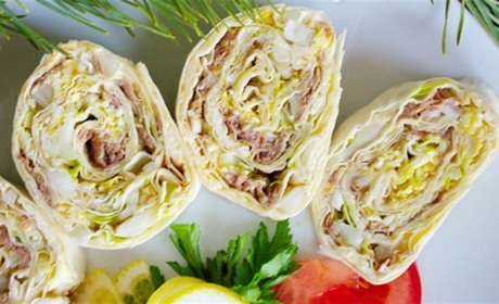 Рецепт дня: рулет з лаваша з тунцем, яйцями, сиром і огірком