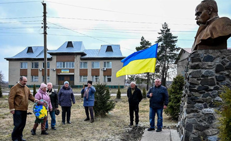 Шевченківські дні: в Переселенні поновили табличку до погруддя Кобзаря та поклали квіти