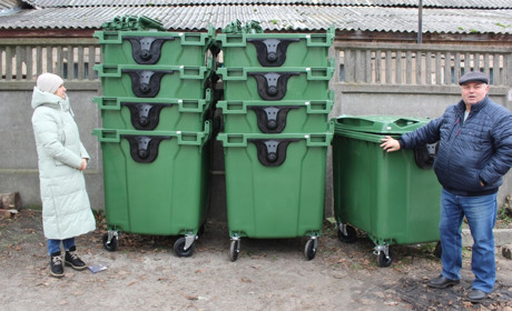 КП «Менакомунпослуга» оновлює матеріально-технічну базу: новий дровокіл і сміттєві контейнери