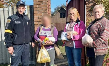 Поліцейські Ворожбянської громади допомагають місцевим жителям