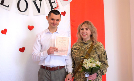 Без весільної сукні та з автоматом за плечима: у Жмеринці під час війни вийшла заміж перша військова