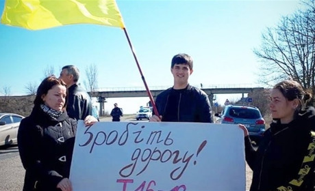 Дайджест новин за довгі вихідні: перекриття дороги, літаючі машини та великі черги до банкоматів