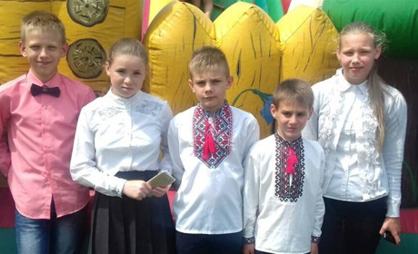 "Одного хлопчика залишили на сходах мого будинку". Мешканка Фастівщини виховує сімох прийомних дітей