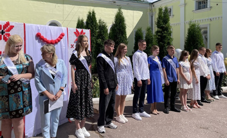 Випускники шкіл розбитого війною прикордоння Глухівщини отримали атестати на урочистій церемонії