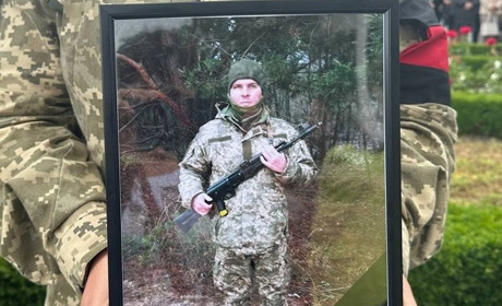 "Сину, як же жити без тебе?": Нетішинська громада провела в останню дорогу Героя Романа Мельника