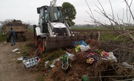 Не несіть на могили померлих сміття: калинівчан закликають відмовитись  від штучних квітів