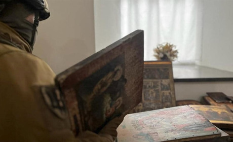 У Херсоні СБУ повернула почесному консулу Литви викрадені окупантами ікони