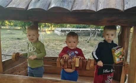 Приклад співпраці мешканців та влади: у Повстанському з'явилися нові клумби та обладнання майданчику