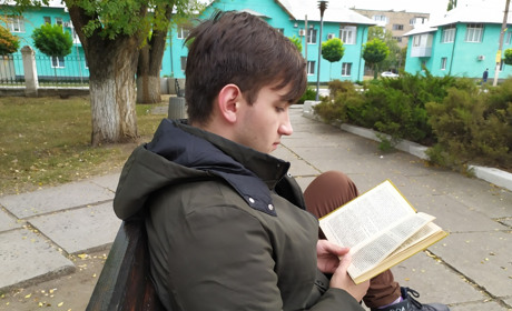 Поет з Курахового написав відверті вірші про війну
