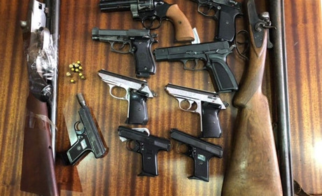 Дев'ять пістолетів, дві рушниці, патрони: стільки зброї за добу здали жителі до Біляївської поліції 
