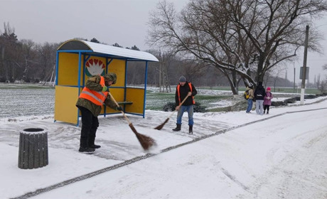 Снігопад у Біляївці: з 5-ї ранку комунальники та техніка розчищають місто