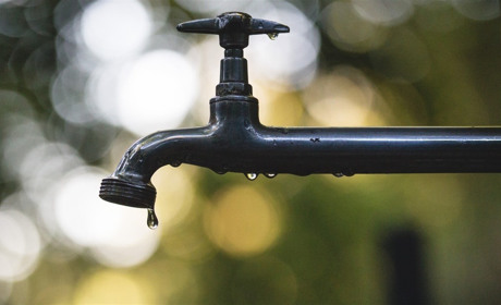 У Сватівському народному домі вже два місяці немає води. Водоканалівці відрізали трубу