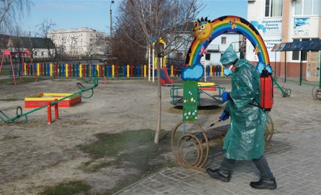 У Сватовому почали дезінфікувати громадські місця спільного користування. Чим дезінфікують