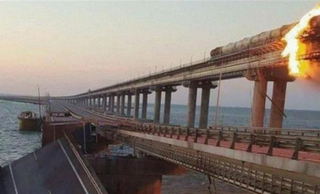 Чи треба знищувати Кримський міст