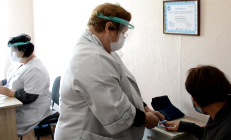 Сімейний лікар не бере слухавку, а у лікарні черги — що робити пацієнтам: розповідає Сватове.City