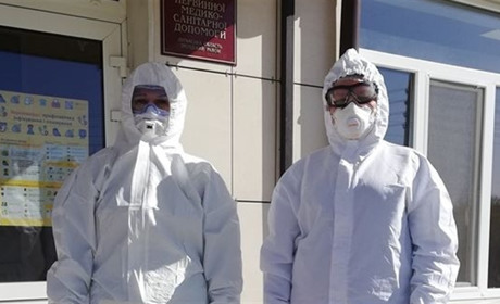 Як троїцькі медпрацівники роблять аналізи на коронавірусну інфекцію