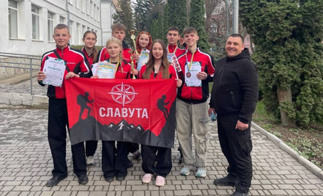 Славутські туристи підкорювали «Камʼянецькі скелі» – це їм вдалося