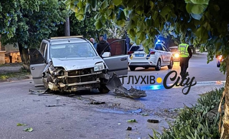 У Глухові ускладнено рух на одній із вулиць: водій допустив зіткнення з електроопорою