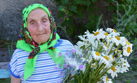 Танцями на вулиці відсвяткувала свої 102 роки Ганна Сухобок з Корюківки