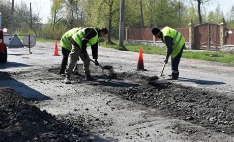 У Звягелі розпочали ямковий ремонт доріг з твердим покриттям: де проводять роботи