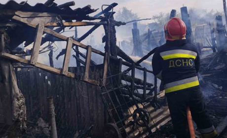 В Ставах рятувальники гасили господарчу будівлю