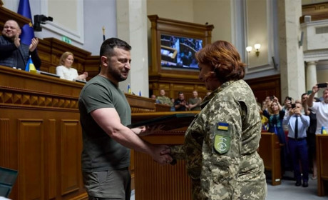 Президент Зеленський вручив “Хрест бойових заслуг” лейтенанту медичної служби "тридцятки"