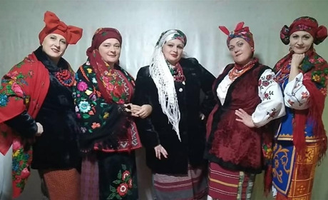 Уманчанки приєднались до флешмобу #УкраїнськаХустка
