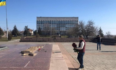 Мер Херсона поклав квіти до Вічного вогню