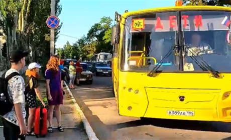 Окупанти під виглядом "відпочинку" планують вивезти 700 дітей зі Скадовська до РФ
