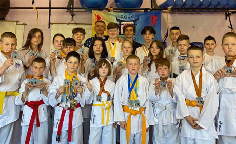 Глухівські каратисти перемогли в благодійному турнірі та задонатили на сітки для захисників