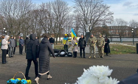 У День Гідності та Свободи в Сарнах посмертно відзначили прикордонників