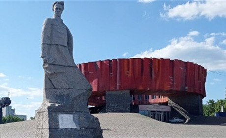 У Шепетівці демонтують пам’ятник ідеологу комуністичного режиму Миколі Островському