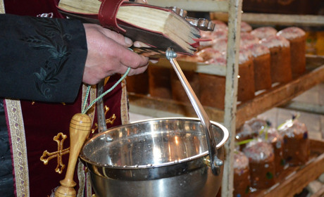 Де у Сватовому та районі купити освячені паски. Їх освятив місцевий священник