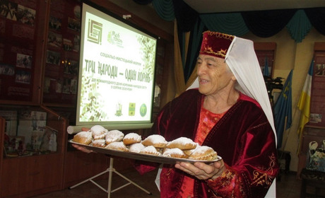 Как София Ялпачик учила мелитопольских журналистов знаменитые караимские пирожки готовить