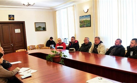 Служби таксі ціну не знизять