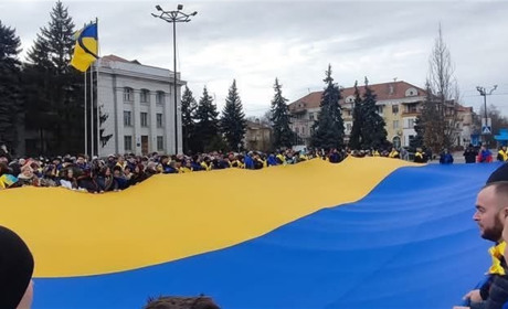 День єднання: за 8 днів до війни у Новій Каховці пройшов мітинг